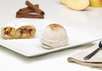 Strudel aux pommes avec glace à la cannelle